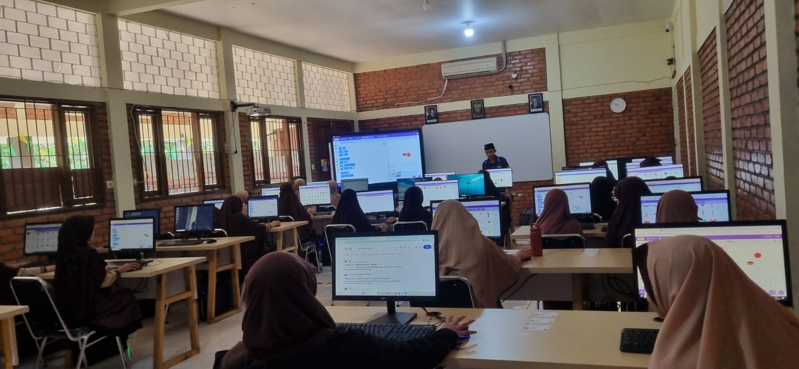 Mengajar di SDIT Al-Ikhlas, Bogor